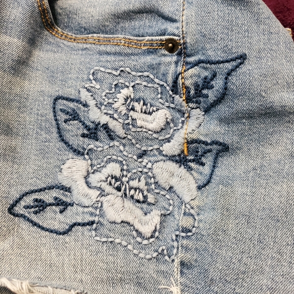 Universal Thread Cuttoff Jean Shorts - Picture 6 of 7